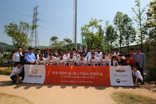 산림청은 지난 30일 오후 충남 서산 한화이글스 2군 구장에서 편백나무 묘목 400본을 심어 선수들의 휴식공간으로 활용할 수 있도록 '한화 태양의 숲 조성행사'를 갖고 선수들과 기념촬영을 하고 있다.  산림청 제공